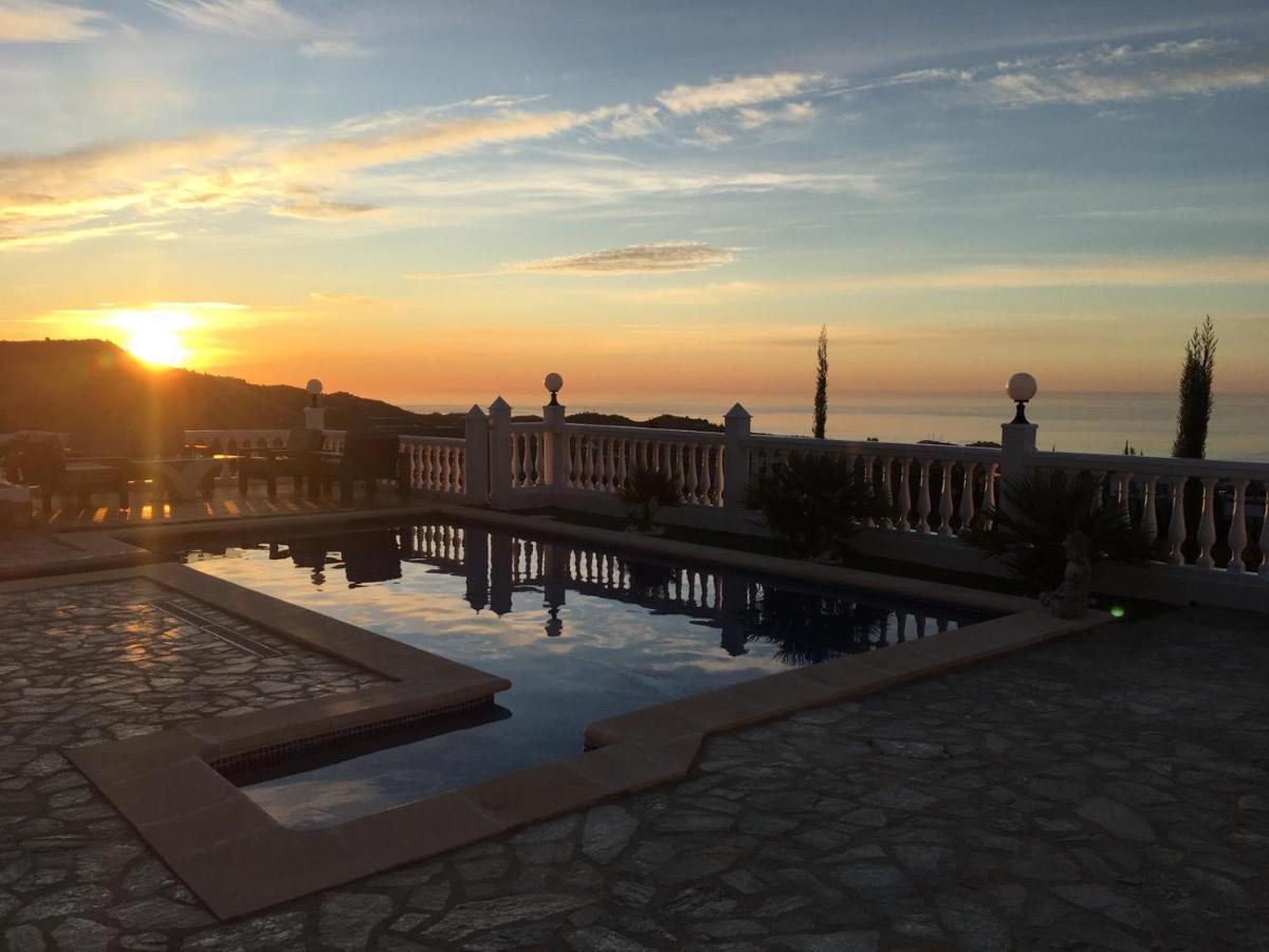 Villa Pura Vida Andalusien Алгаробо Екстериор снимка